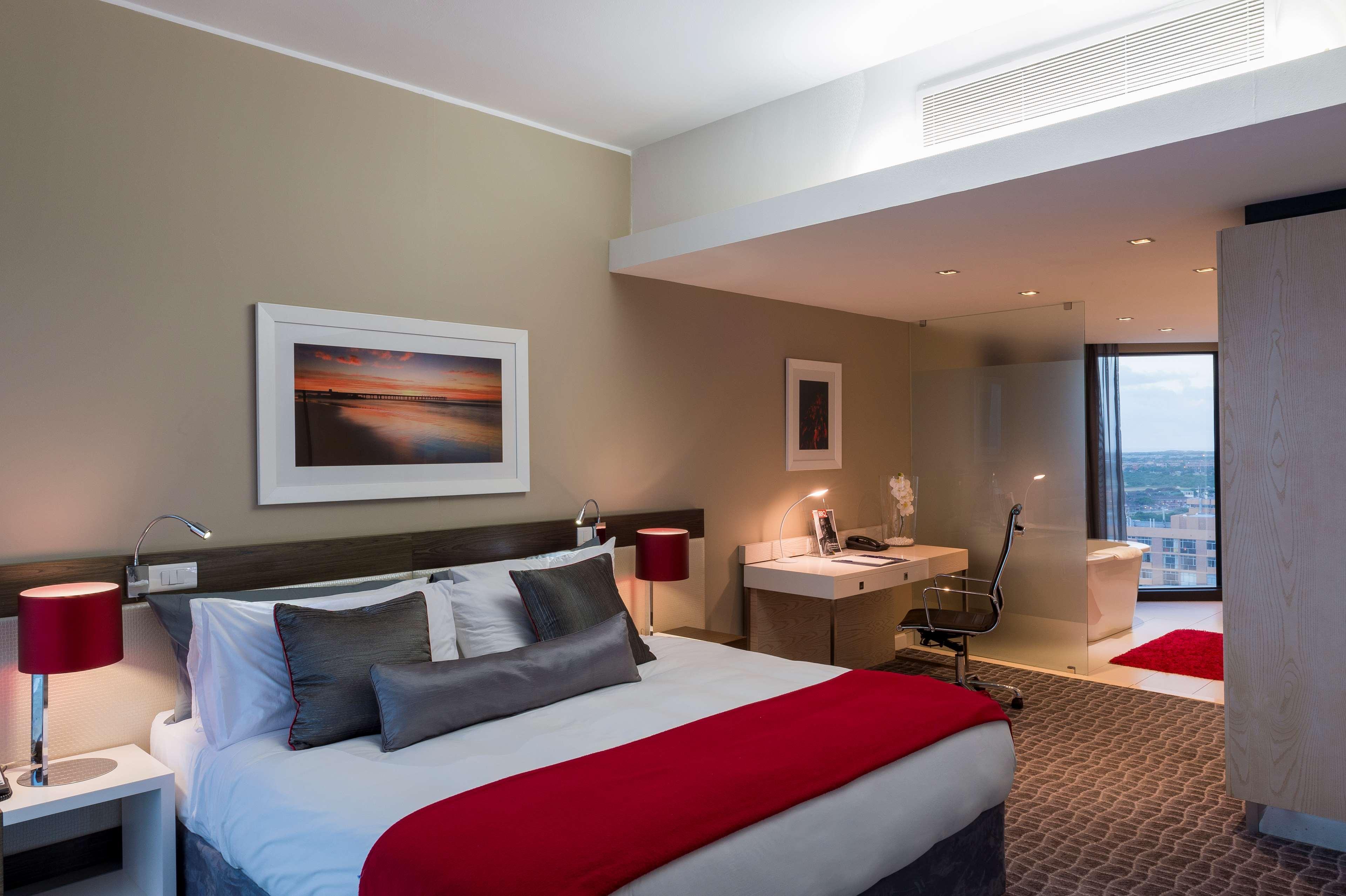 Radisson Blu Hotel, Port Elizabeth Buitenkant foto A suite at the Crowne Plaza Hotel, Perth