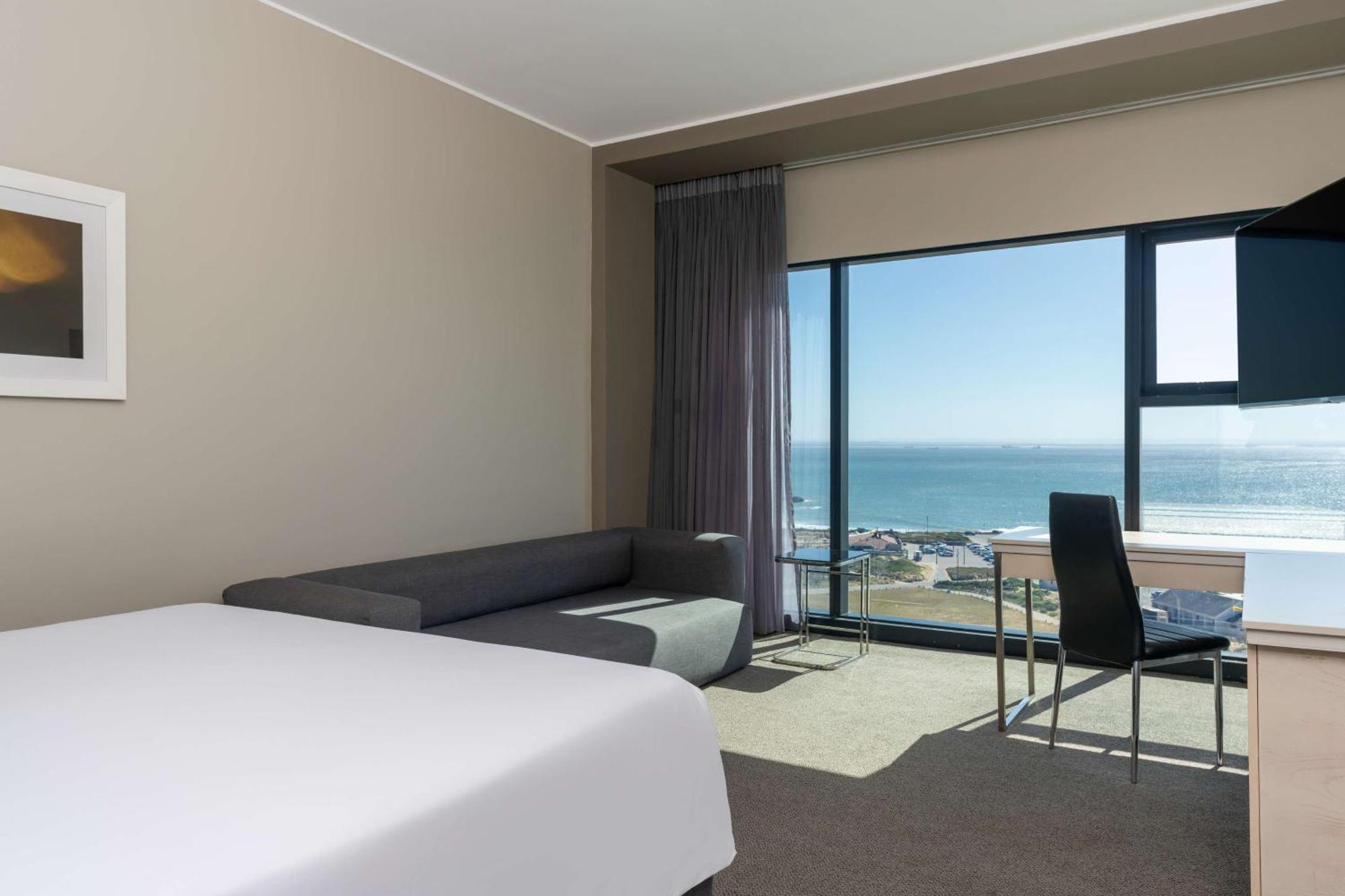 Radisson Blu Hotel, Port Elizabeth Buitenkant foto A room at the hotel
