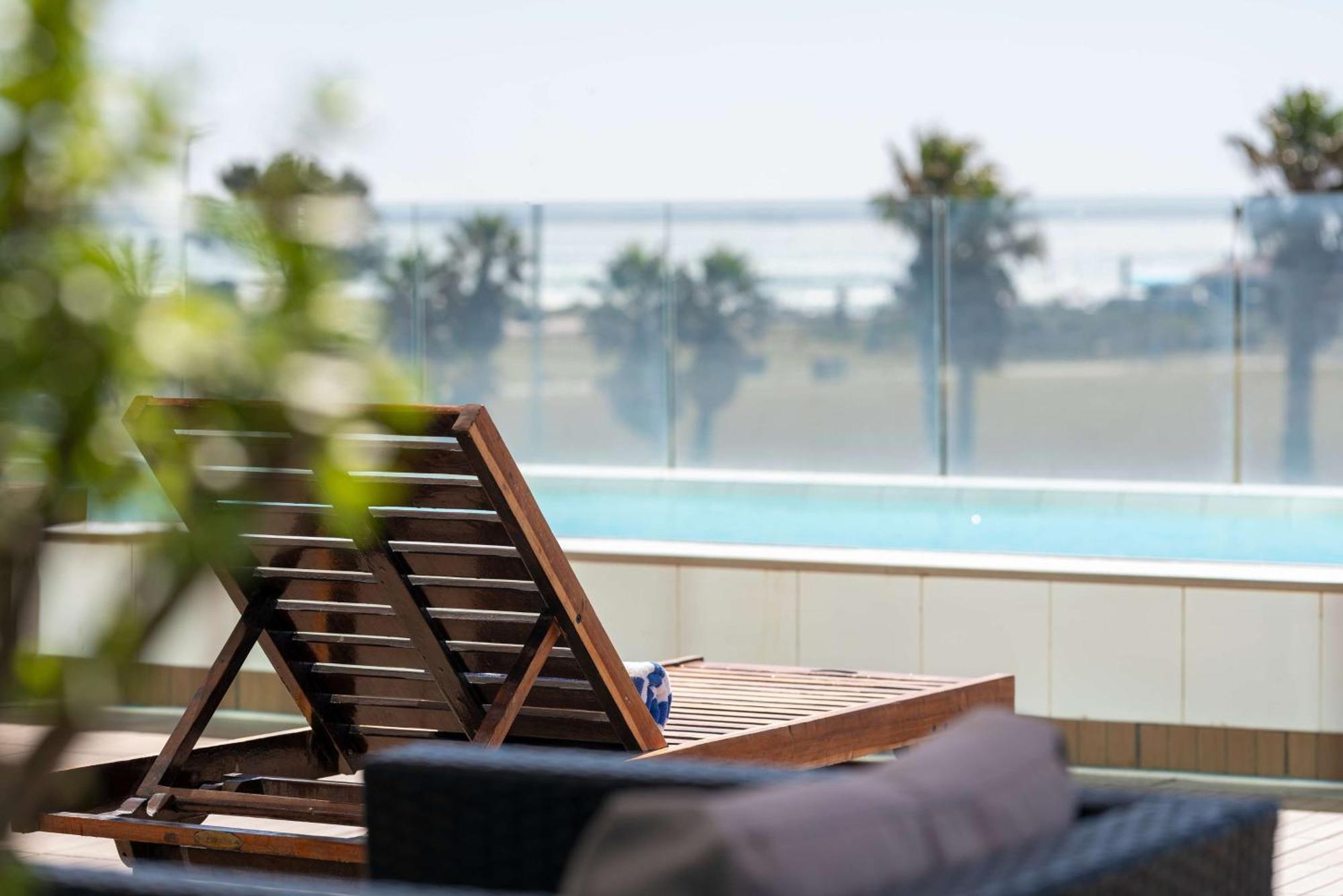 Radisson Blu Hotel, Port Elizabeth Buitenkant foto The pool at the hotel