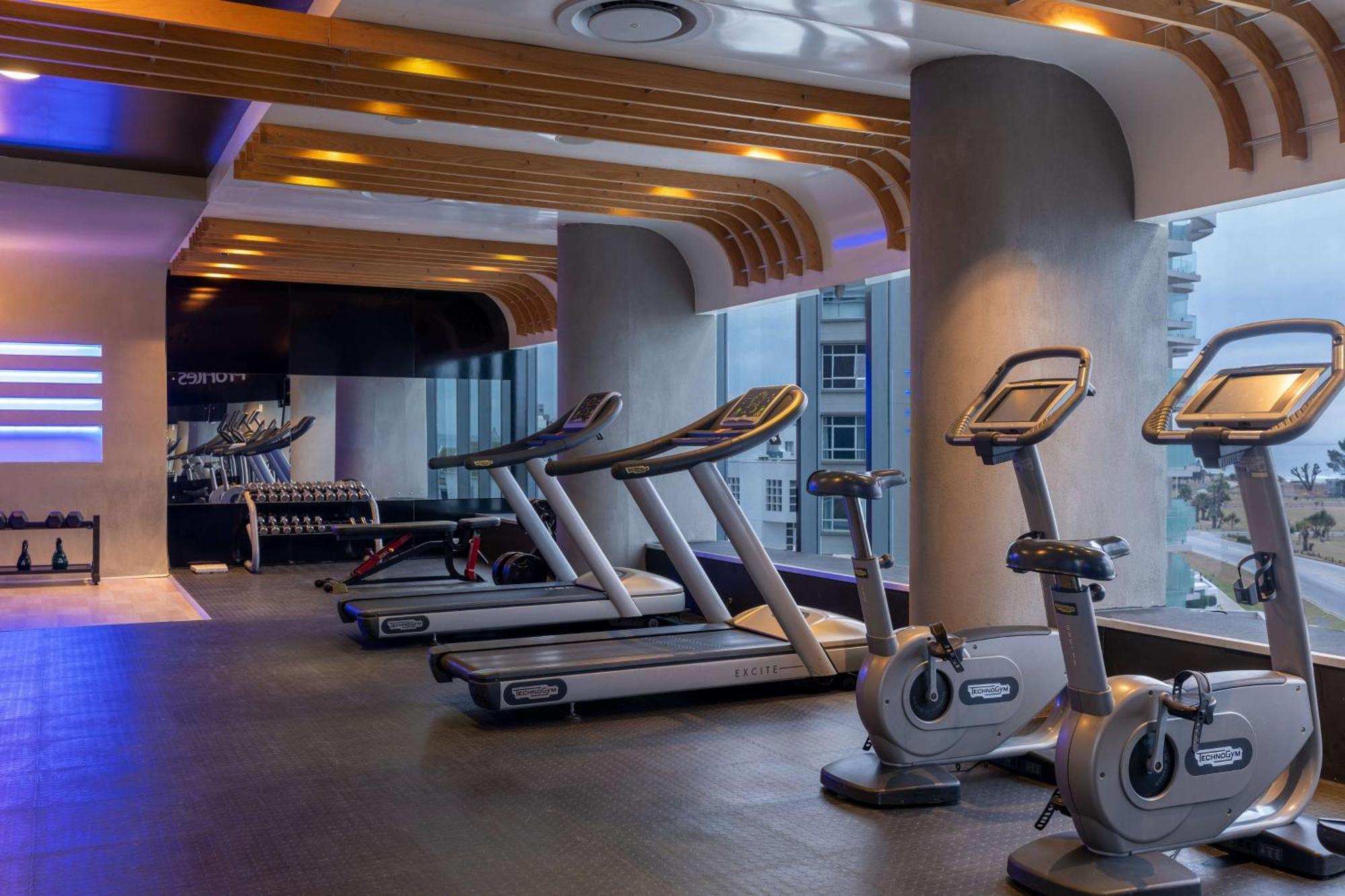 Radisson Blu Hotel, Port Elizabeth Buitenkant foto The gym at the hotel
