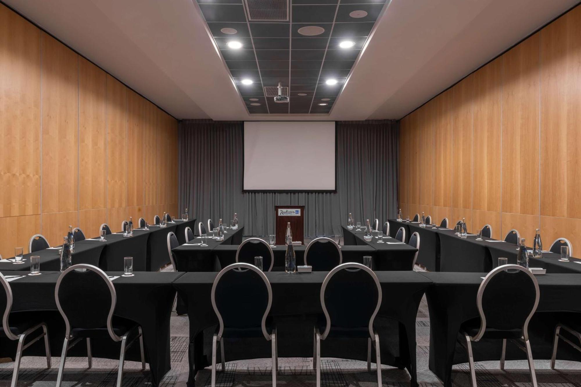 Radisson Blu Hotel, Port Elizabeth Buitenkant foto The conference room of the European University Institute