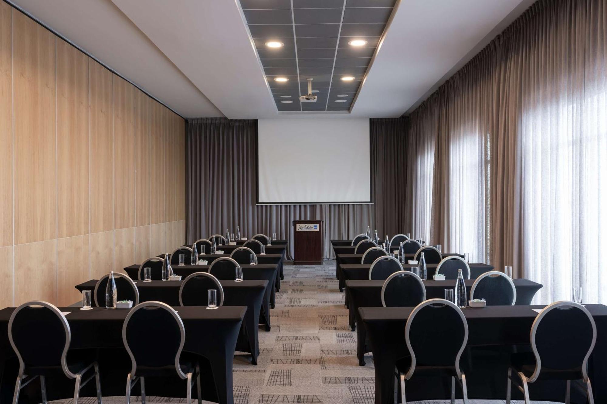 Radisson Blu Hotel, Port Elizabeth Buitenkant foto Meeting room